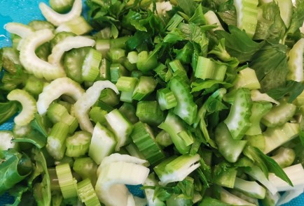 Фото шага рецепта Соус песто с сельдереем 174730 шаг 2  