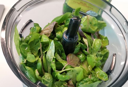 Фото шага рецепта Соус песто с сельдереем 174730 шаг 3  