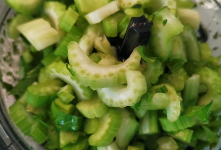 Фото шага рецепта Соус песто с сельдереем 174730 шаг 5  