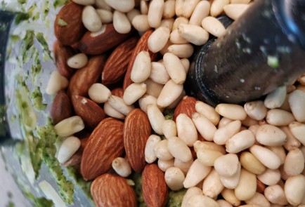 Фото шага рецепта Соус песто с сельдереем 174730 шаг 7  