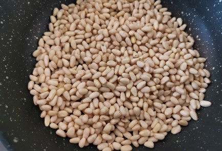 Фото шага рецепта Соус песто 189918 шаг 4  