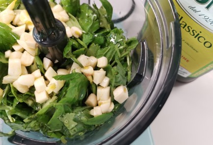 Фото шага рецепта Соус песто 189918 шаг 7  