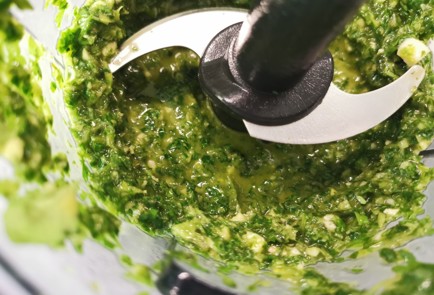 Фото шага рецепта Соус песто 189918 шаг 8  