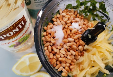 Фото шага рецепта Соус песто 189918 шаг 9  