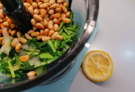 Фото шага рецепта Соус песто 190713 шаг 8  