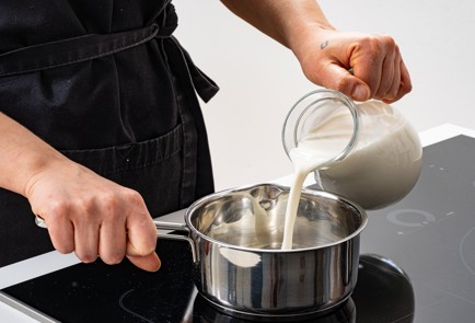 Фото шага рецепта Соус субиз 188821 шаг 2  