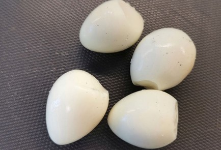 Фото шага рецепта Соуснамазка из авокадо и перепелиных яиц 152295 шаг 1  