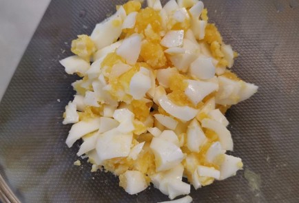 Фото шага рецепта Соуснамазка из авокадо и перепелиных яиц 152295 шаг 2  