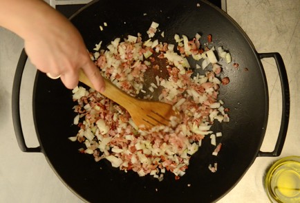 Фото шага рецепта Спагетти аматричана 49598 шаг 4  