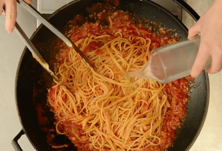 Фото шага рецепта Спагетти аматричана 49598 шаг 9  