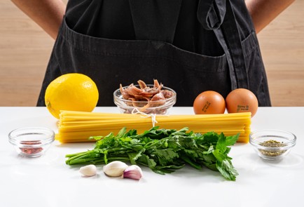 Фото шага рецепта Спагетти карбонара с анчоусами 186978 шаг 1  