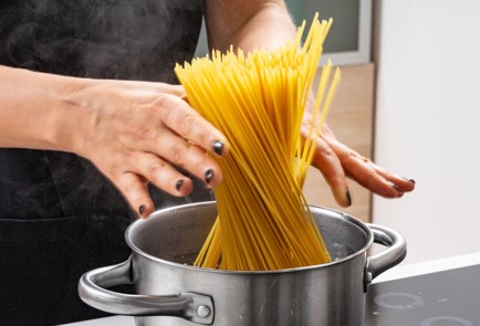 Фото шага рецепта Спагетти карбонара с анчоусами 186978 шаг 2  