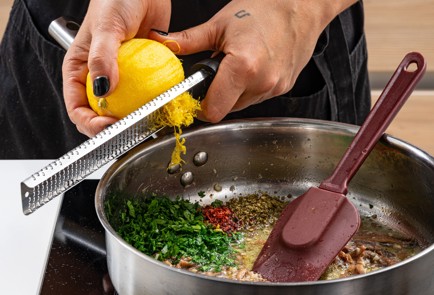 Фото шага рецепта Спагетти карбонара с анчоусами 186978 шаг 5  