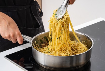 Фото шага рецепта Спагетти карбонара с анчоусами 186978 шаг 6  