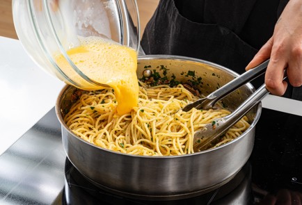 Фото шага рецепта Спагетти карбонара с анчоусами 186978 шаг 8  