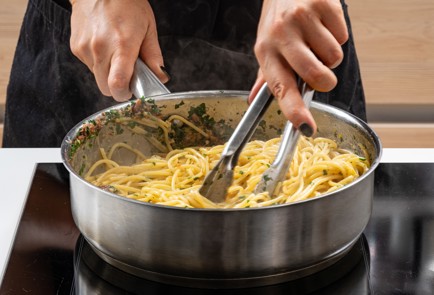 Фото шага рецепта Спагетти карбонара с анчоусами 186978 шаг 9  