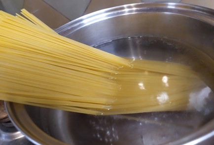 Фото шага рецепта Спагетти карбонара 189159 шаг 1