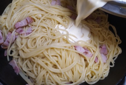 Фото шага рецепта Спагетти карбонара 189159 шаг 9