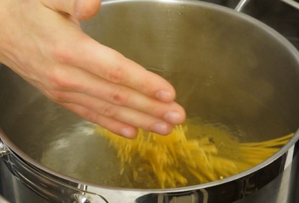 Фото шага рецепта Спагетти карбонара 81236 шаг 1  