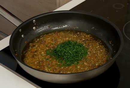 Фото шага рецепта Спагетти с анчоусами и хлебными крошками 42453 шаг 3  