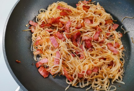 Фото шага рецепта Спагетти с беконом 189048 шаг 11  
