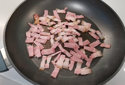 Фото шага рецепта Спагетти с беконом 189048 шаг 2  