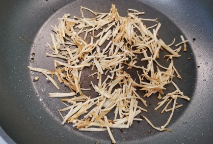 Фото шага рецепта Спагетти с беконом 189048 шаг 6  