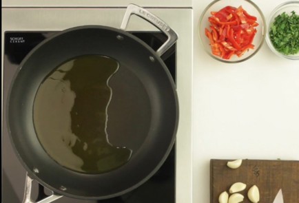 Фото шага рецепта Спагетти с чесноком и маслом 17620 шаг 2  