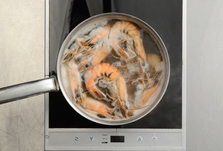 Фото шага рецепта Спагетти с креветками и фисташками 42462 шаг 1  