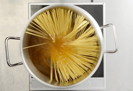 Фото шага рецепта Спагетти с креветками и фисташками 42462 шаг 2  