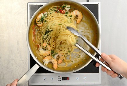 Фото шага рецепта Спагетти с креветками и фисташками 42462 шаг 4  