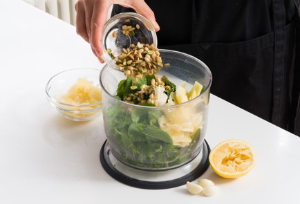 Фото шага рецепта Спагетти с песто из трав 152557 шаг 2  