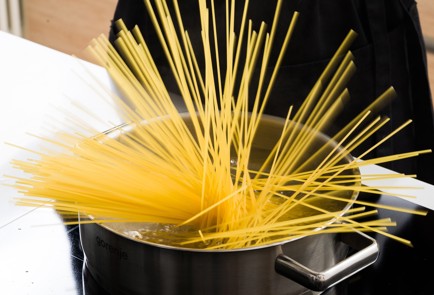 Фото шага рецепта Спагетти с песто из трав 152557 шаг 6  