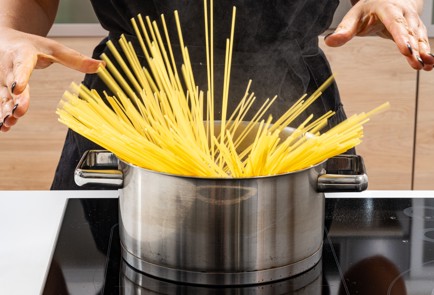 Фото шага рецепта Спагетти с песто посицилийски 186977 шаг 7  