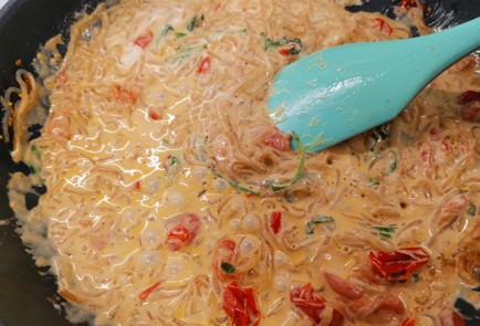 Фото шага рецепта Спагетти с сыром страчателла 175818 шаг 9  