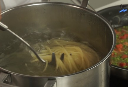 Фото шага рецепта Спагетти с зеленым горошком и тунцом 125374 шаг 4  