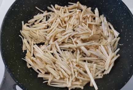 Фото шага рецепта Спагетти ширатаки с грибами эноки 186485 шаг 6  