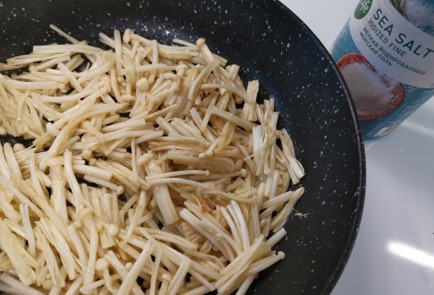 Фото шага рецепта Спагетти ширатаки с грибами эноки 186485 шаг 7  