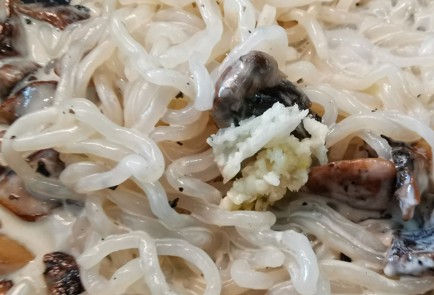 Фото шага рецепта Спагетти ширатаки с грибами 174161 шаг 10  