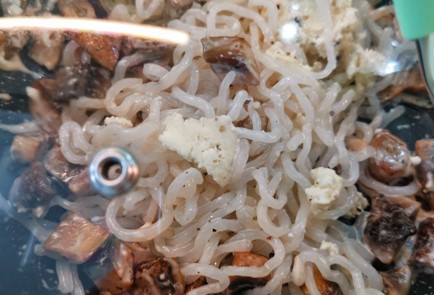 Фото шага рецепта Спагетти ширатаки с грибами 174161 шаг 9  