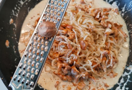 Фото шага рецепта Спагетти ширатаки с лисичками 174738 шаг 12  