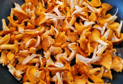 Фото шага рецепта Спагетти ширатаки с лисичками 174738 шаг 4  