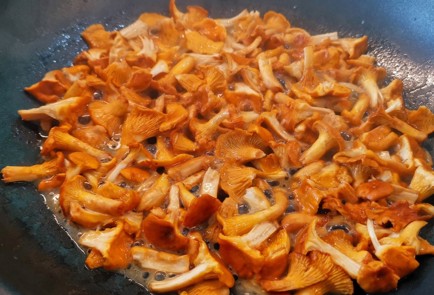 Фото шага рецепта Спагетти ширатаки с лисичками 174738 шаг 5  