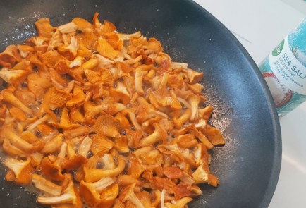 Фото шага рецепта Спагетти ширатаки с лисичками 174738 шаг 6  