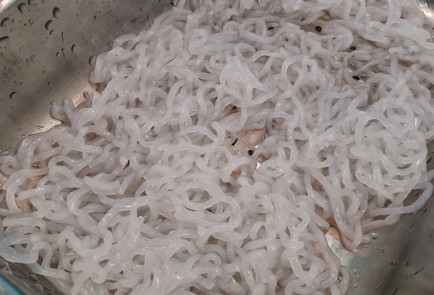 Фото шага рецепта Спагетти ширатаки с лисичками 174738 шаг 7  