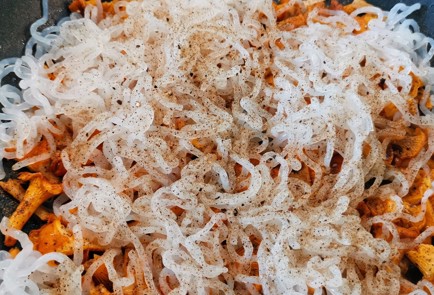 Фото шага рецепта Спагетти ширатаки с лисичками 174738 шаг 8  