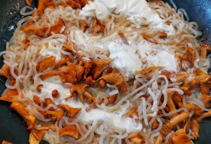 Фото шага рецепта Спагетти ширатаки с лисичками 174738 шаг 9  