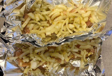 Фото шага рецепта Горбуша в фольге с маринованным луком 190843 шаг 10  