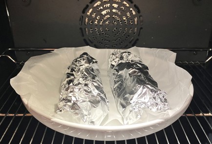 Фото шага рецепта Горбуша в фольге с маринованным луком 190843 шаг 12  