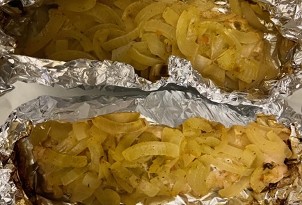 Фото шага рецепта Горбуша в фольге с маринованным луком 190843 шаг 13  